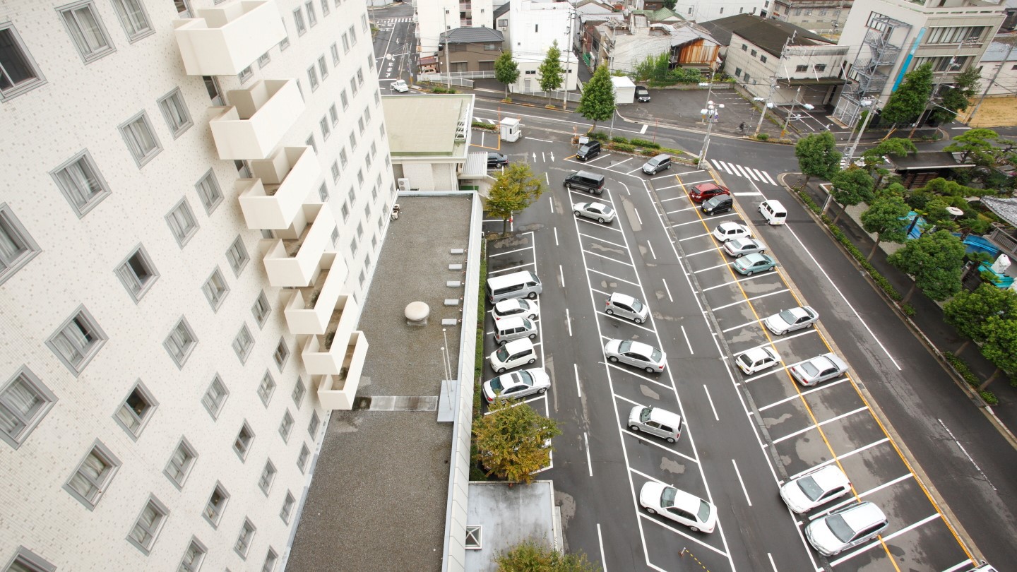 【駐車場】大型駐車場も完備！（有料）