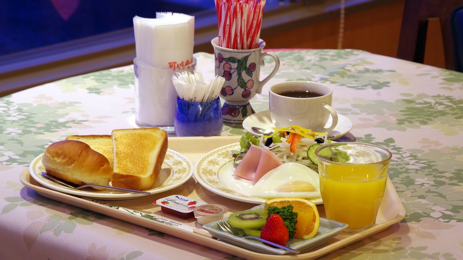 *【朝食(洋食)(例)】洋食朝食の一例。卵料理・サラダ・フルーツ・パン・ジュース・コーヒー。