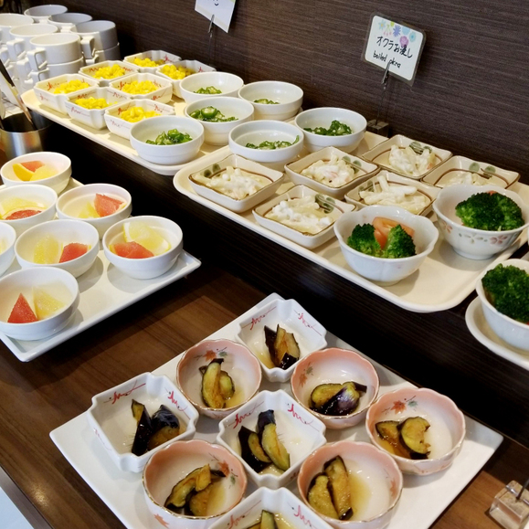朝食感染症予防の観点から小皿に提供中です3