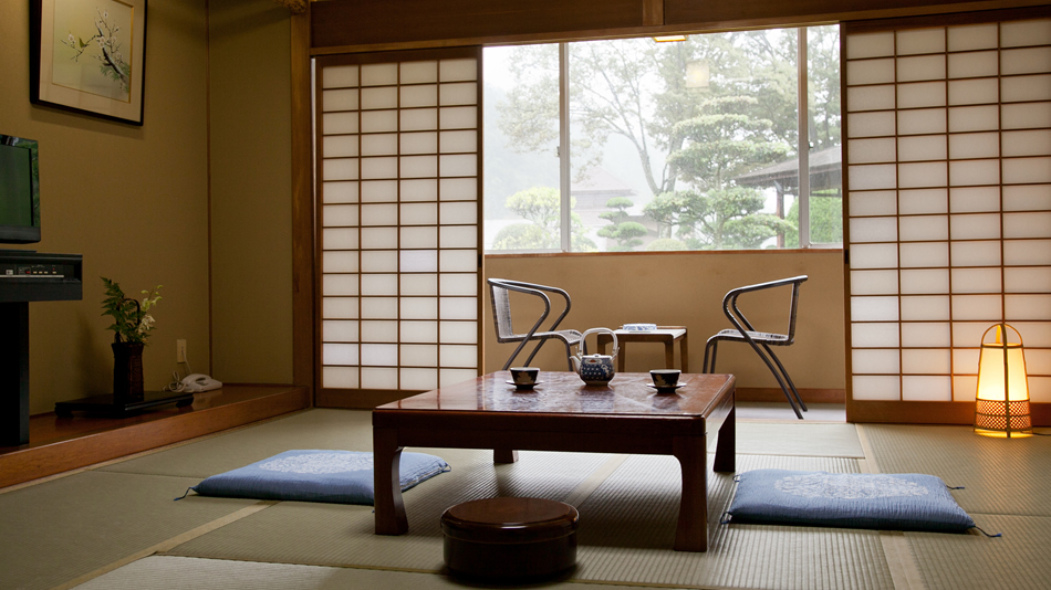 スタンダードな10畳和室〜窓からは日本庭園を眺められるお部屋もございます
