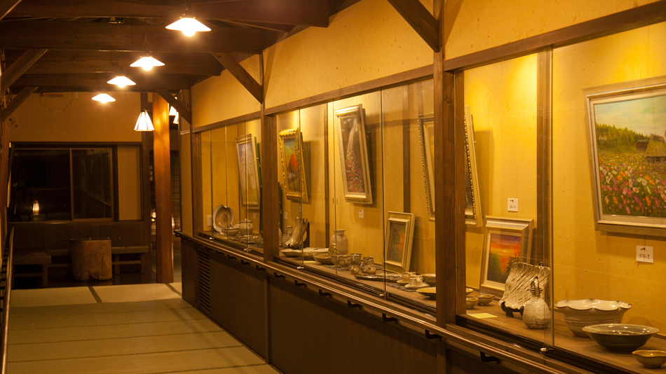 ギャラリー〜温泉へとつづく畳敷きの廊下にはさまざまな展示をご用意しております。
