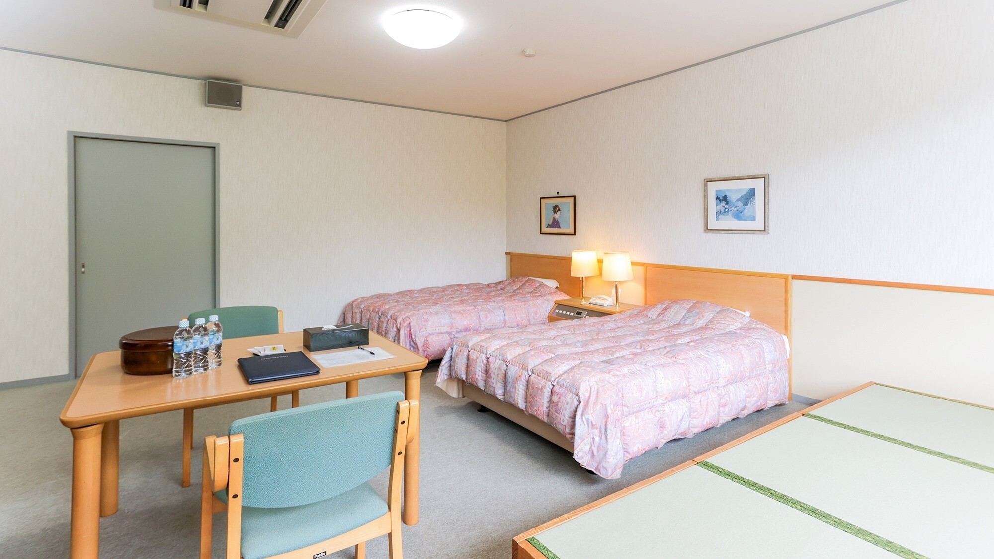 洋室｜畳の間にお布団を敷いて、3名利用も可能です※一部バリアフリーでない箇所があります