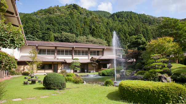 テレビドラマの撮影にも使われたことのある日本庭園。自由に散策や無料で鯉のエサやりもできます。