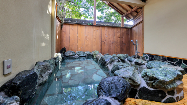 【貸切風呂一例】岩造りの和風露天風呂