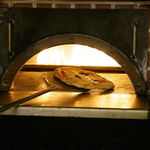 300度の火で焼き上げるピザ