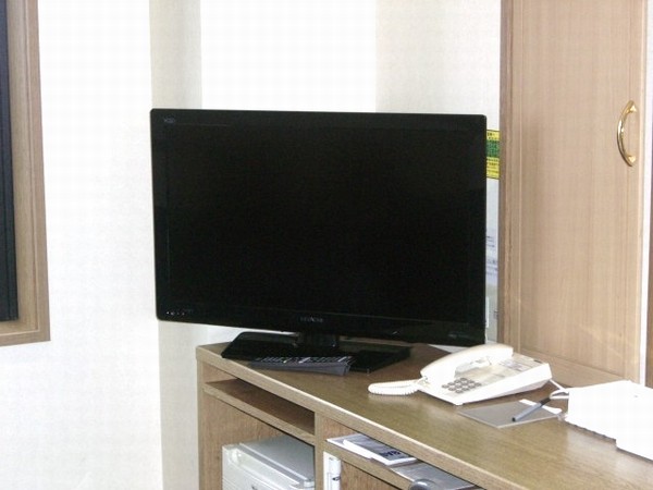 ダブル・ツインのお部屋に32インチテレビ設置しました