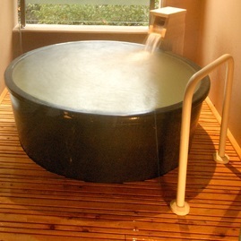 【和風モダン／洋室ツイン】露天風呂は奥日光の自然の息吹とひとつに溶け合います。