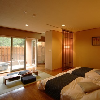 【和風モダン／洋室ツイン＋畳リビング】フローリング貼りの洋室にはローベッドが2つ