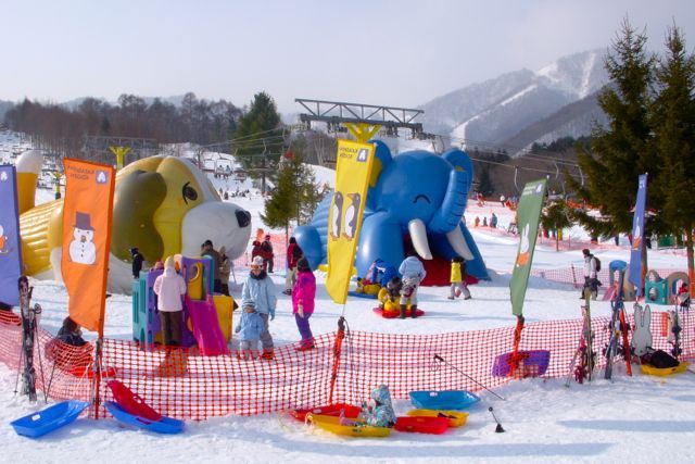 ミッフィー広場で雪あそび