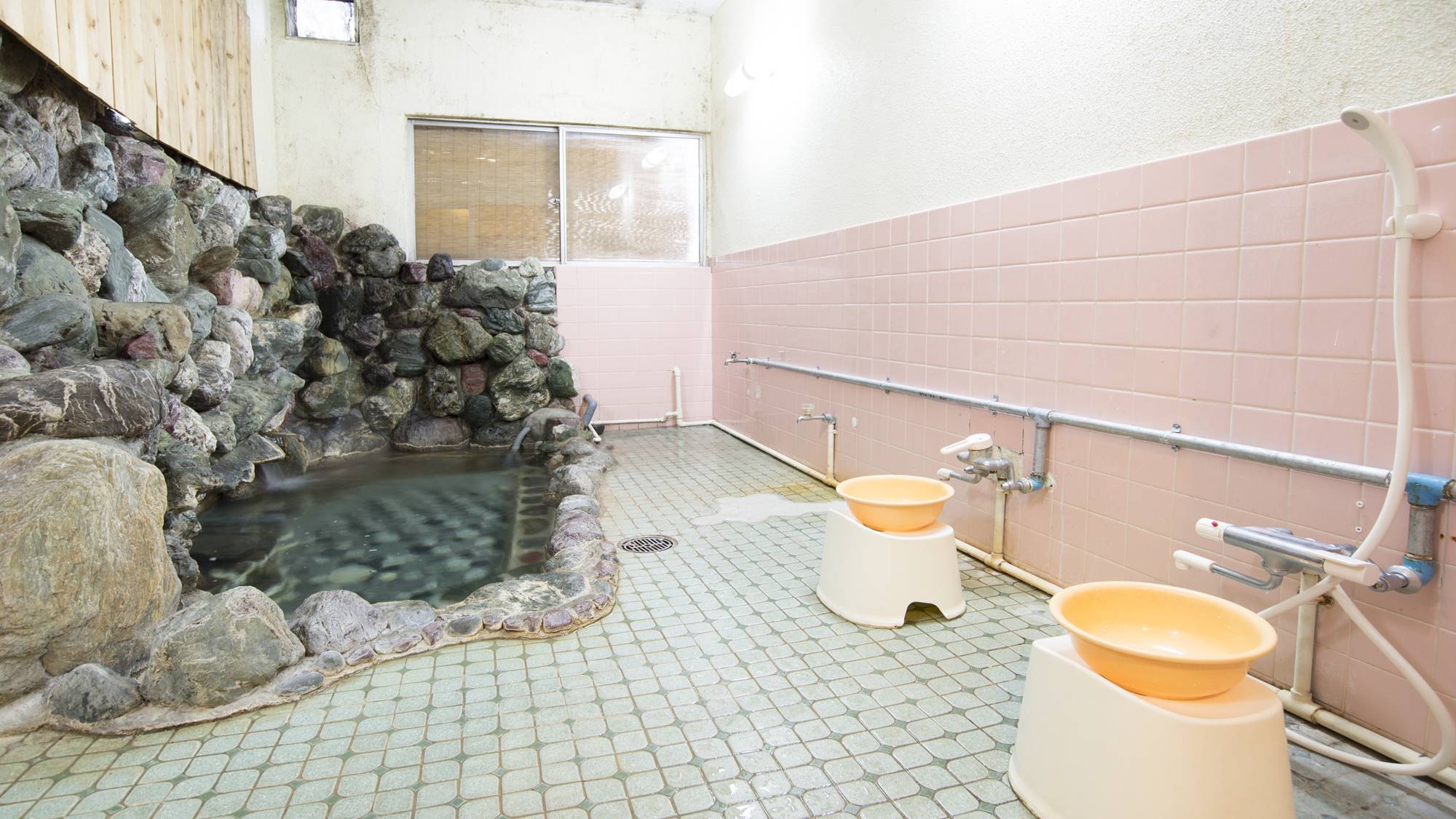 *【温泉（大浴場・女性）】浴槽は野趣あふれる三波石でつくられています。