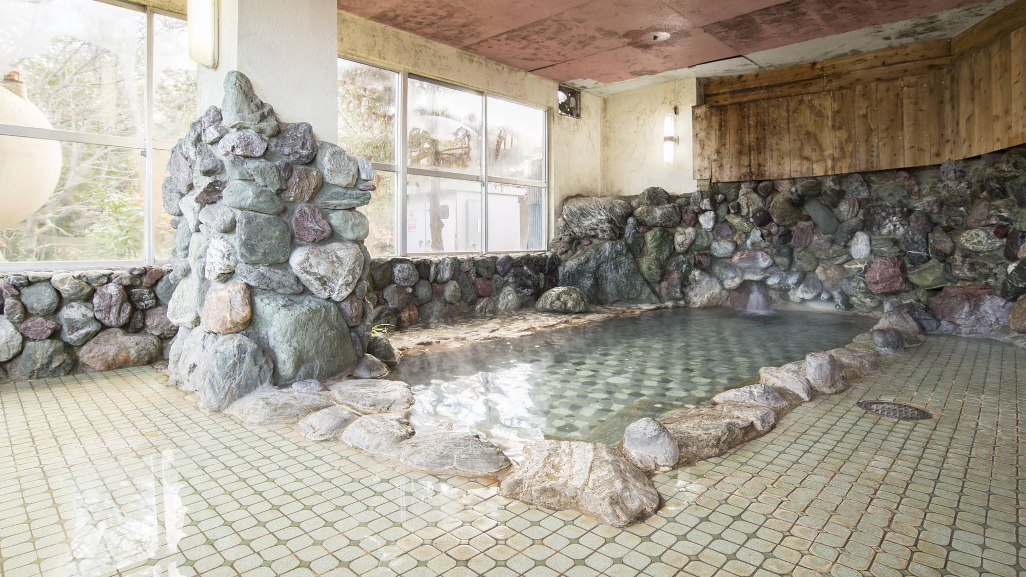 *【温泉（大浴場・男性）】三波石をふんだんに使用した岩風呂の大浴場となります。