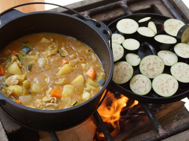 火起こしから始まるカレー作り体験