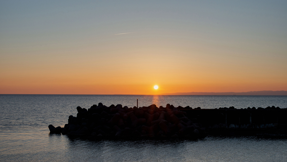 *【夕日】海に面した大浴場や当館近くの波止場から美しい夕日をお楽しみください。