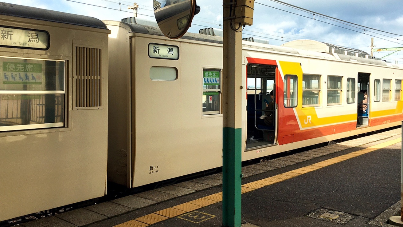 *【寺泊駅】当館へは寺泊駅から車で15分で到着いたします。E129系の電車が停まります。