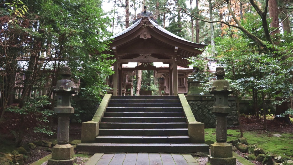 *【彌彦神社（摂社・末社）】御子孫神を奉祀する摂社と所縁深い神社である末社が計18社あります。