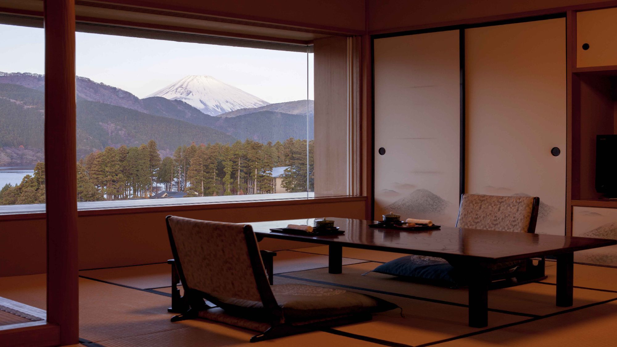 『温泉内風呂付き 芦ノ湖を一望する湖畔特別和室』からの富士山