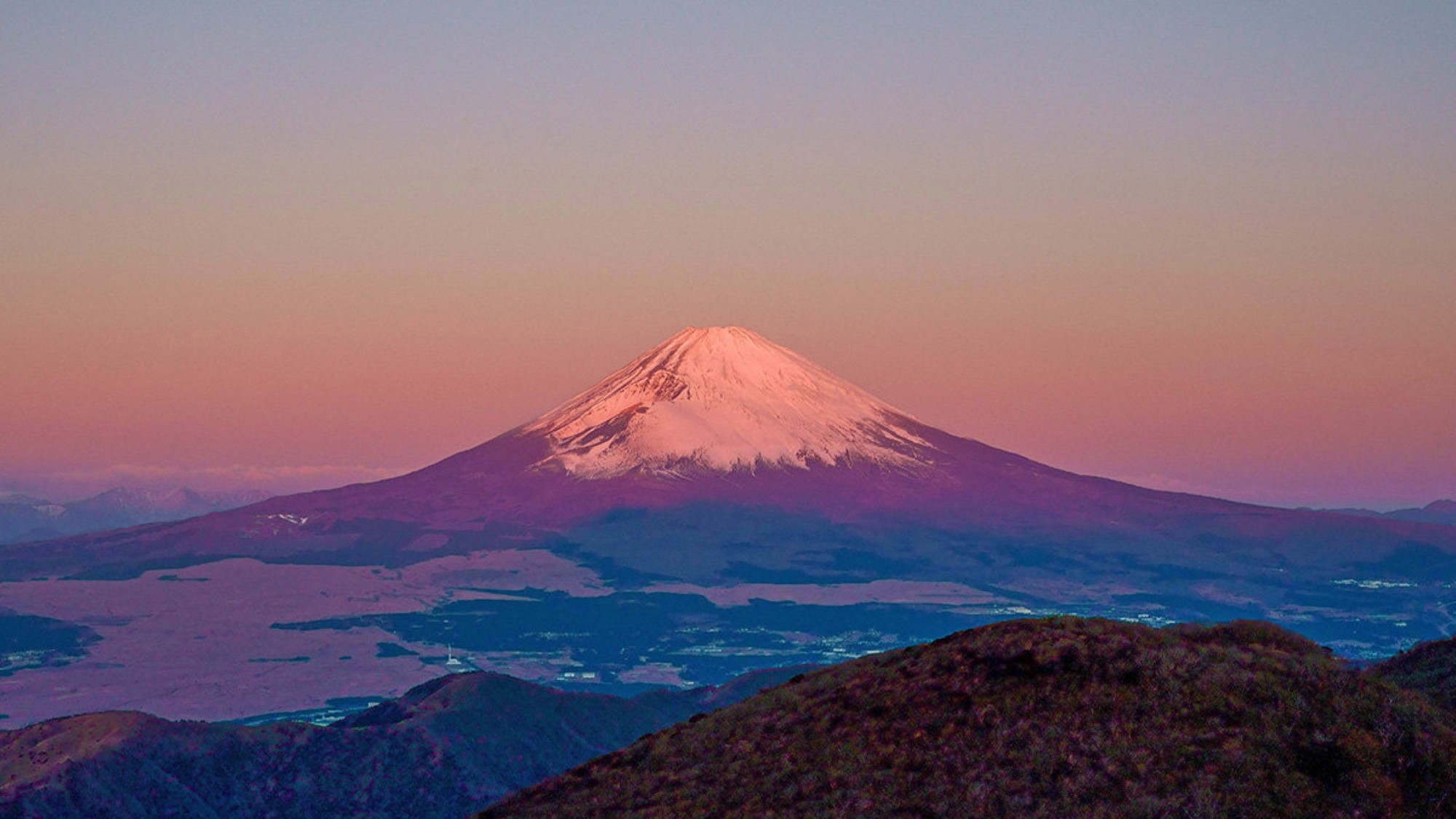 ＜箱根 駒ヶ岳ロープウェー＞元日特別運行駒ヶ岳山頂より望む初日の出に照らされる富士山