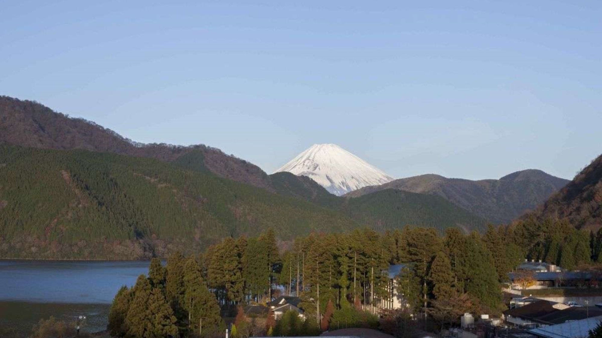 ＜龍宮殿別館＞客室より望む芦ノ湖と富士の絶景_冬