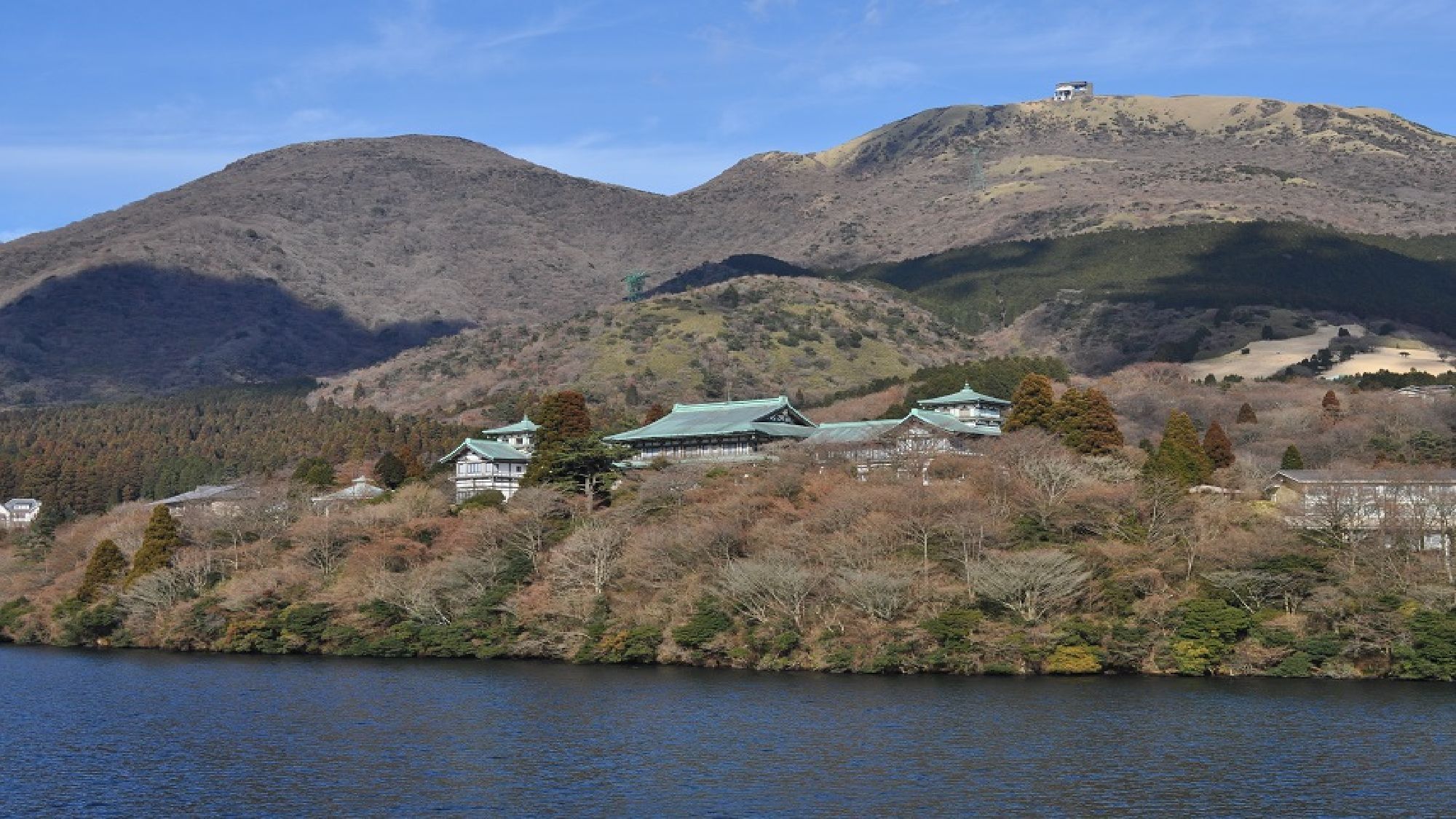 芦ノ湖から見る龍宮殿全景