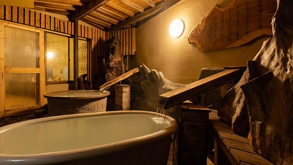 「神代杉の露天風呂」3000年前の神代杉をオブジェとして使用しております。