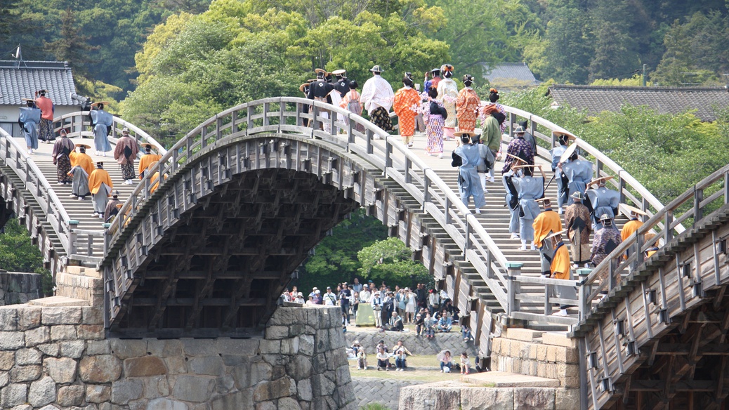 【お部屋からの眺望】毎年4月には「錦帯橋祭り」も開催しております。日程は公式サイトをご覧ください。