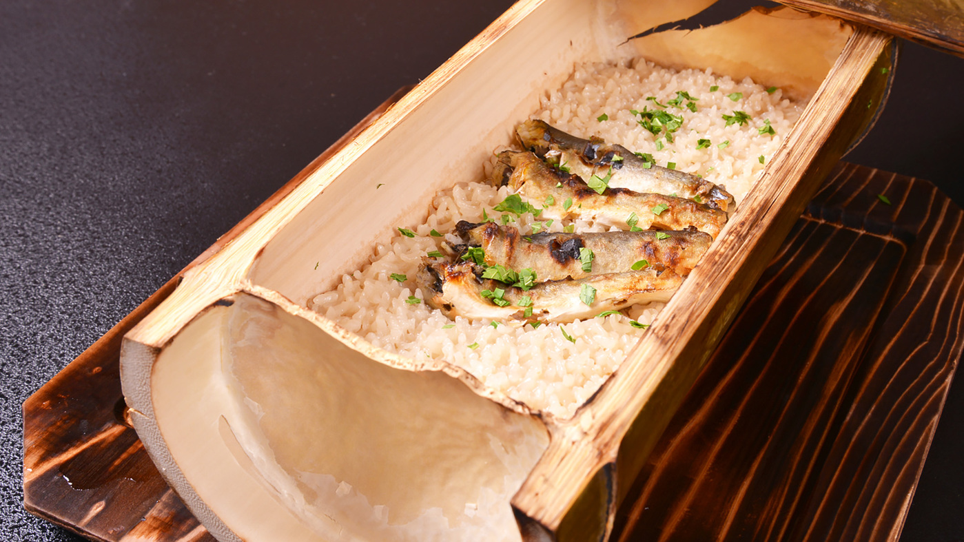 *【ご飯】青竹に天然物の鮎をご飯にのせて直焚きに。ふっくら香ばしい薫りが食欲をそそります。