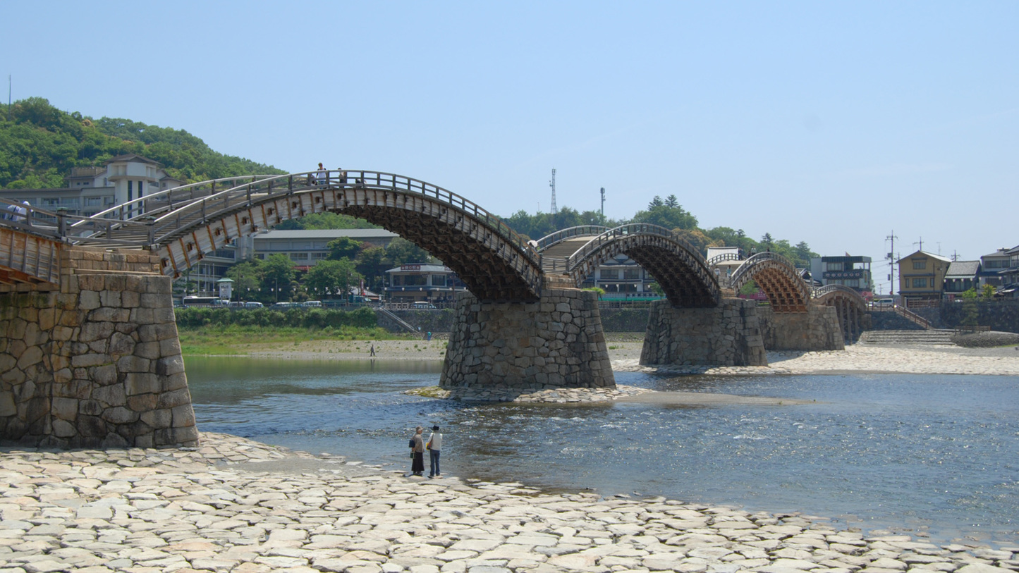 *【錦帯橋】５つの木造の橋が連なる、世界的にもたいへん希な構造です。美しい技術の結晶をご覧下さい。