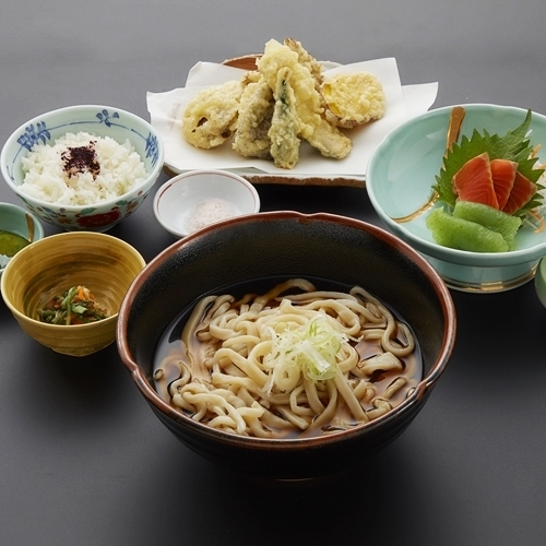 うどん定食（日帰り昼食付プランの食事一例）