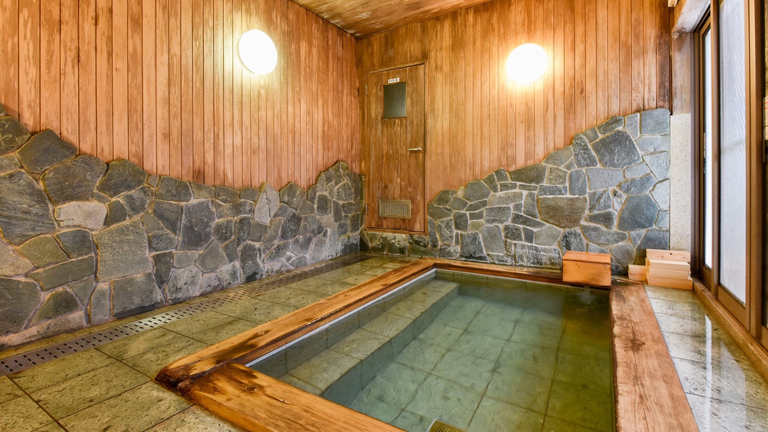 *大浴場/やわらかな木の香りが漂う檜風呂。広さもあるため、ゆったり入浴することができます