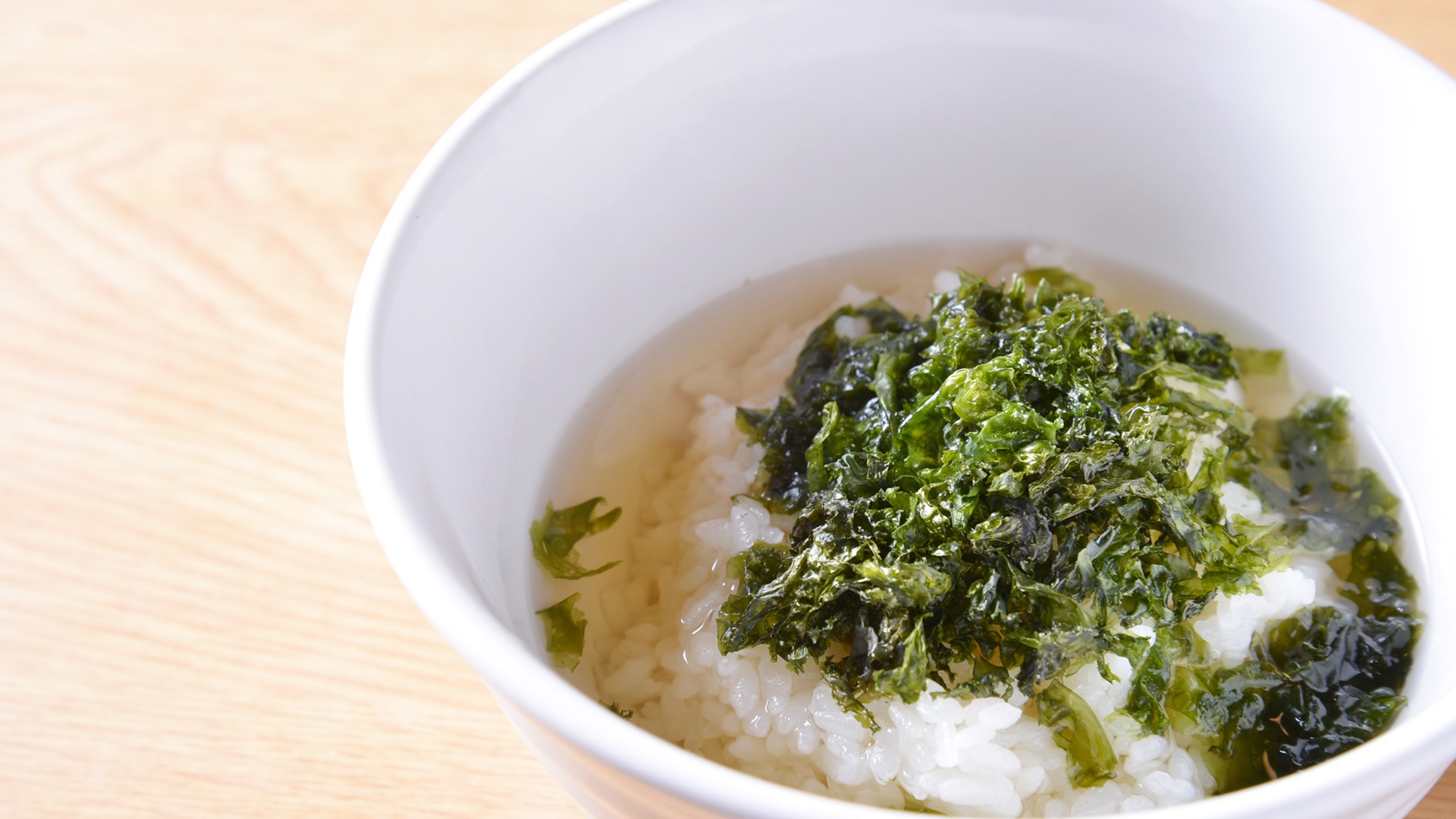 *お夕食一例（岩のりのお茶漬け）/磯の香りが薫るお茶漬け。丁寧に煮出した和風出汁も味の決め手に。