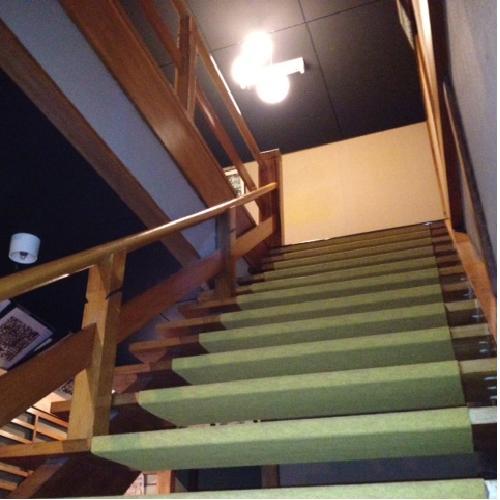 趣のある階段です。手すりがございますので、安心してご利用下さい。