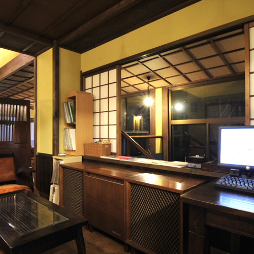 *館内の様子／ノスタルジックな雰囲気が漂うロビー。パソコンもありますのでご自由にお使い下さい。