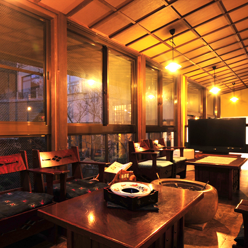 *館内の様子／いい雰囲気の漂うロビーでしばし雑談のひと時をお過ごしになってみてはいかがでしょう？