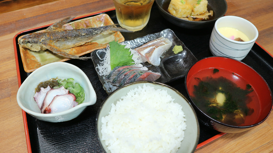 *【夕食一例】新鮮な魚介類を使った日替わり和定食
