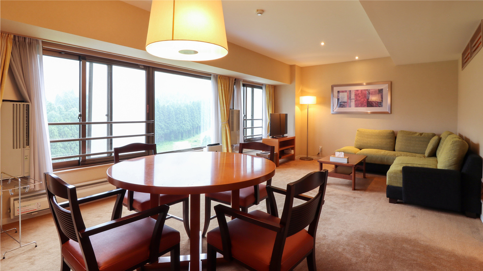 【和洋室スーペリア（リビング）】約72㎡・5名定員【禁煙】山側・高層階確約