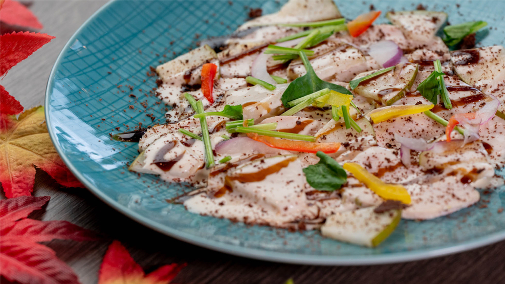 【10/3〜11/29の期間限定】新潟越の鶏ハムと県産梨のカルパッチョ仕立てゴルゴンゾーラカカオ風味