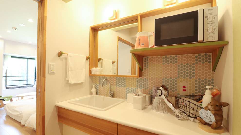 【ゆりかごプチスイート/グランモリィ（洗面所）】電子レンジや湯沸しポットもご用意しております。