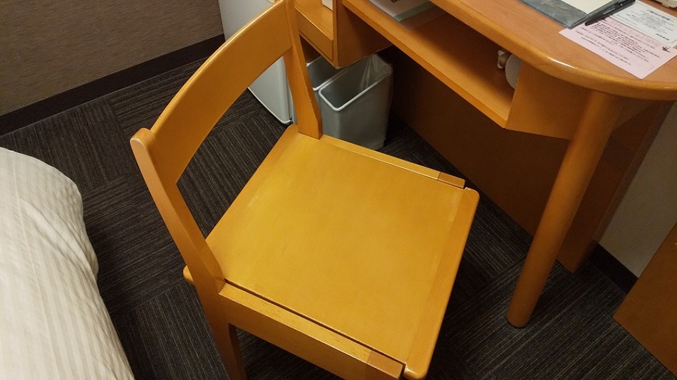 客室椅子（回転時）座面が回転し、ベット脇のサイドテーブルとして活用可能