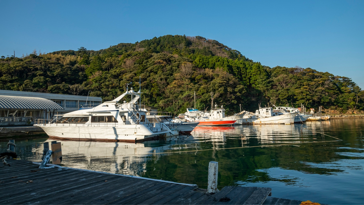 ホテル目の前には船着き場。毎日新鮮な海の幸たっぷりお届けします！