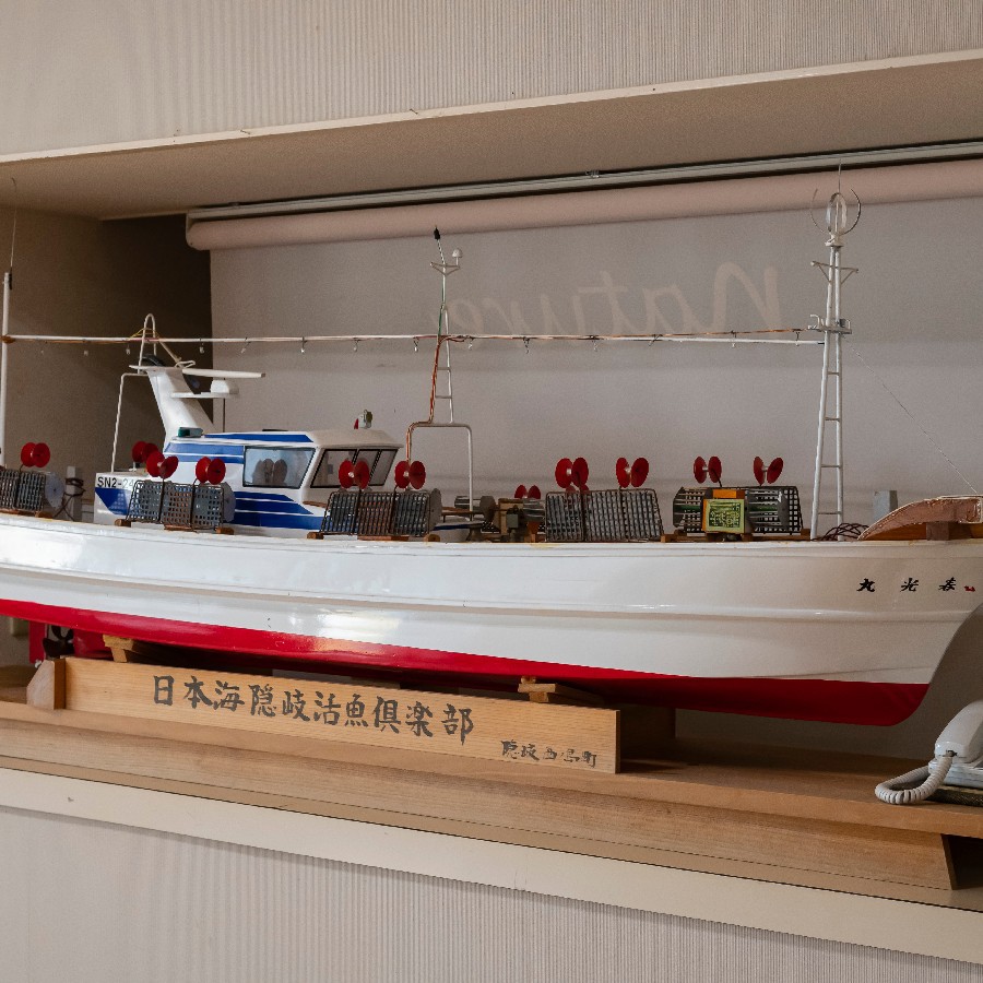 フロントにある漁船の模型