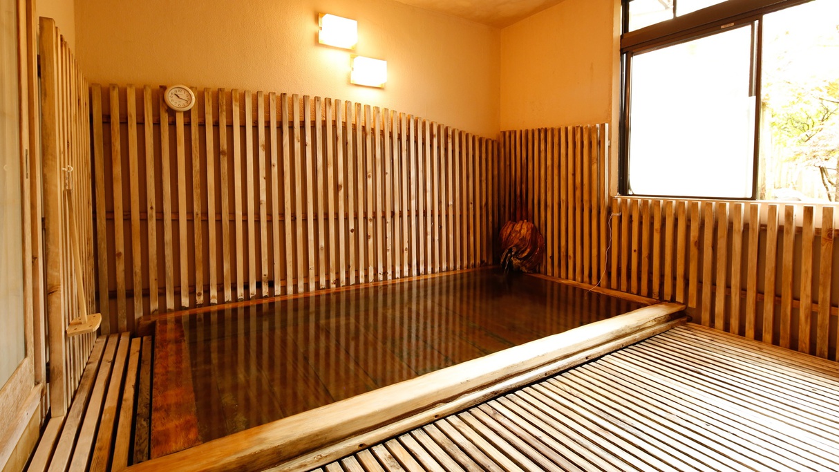 【古代檜風呂】こじんまりとした檜の薫りを感じていただける古代檜風呂。