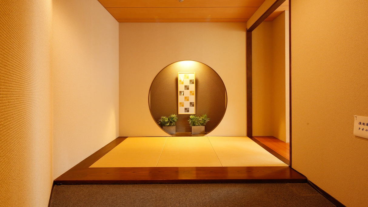 日本の粋を感じる、風情に満ちた大浴場エントランス。