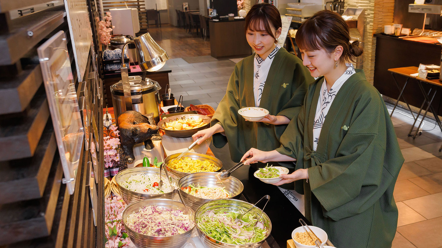 【バイキング】健康のために最初にサラダを食べましょう♪