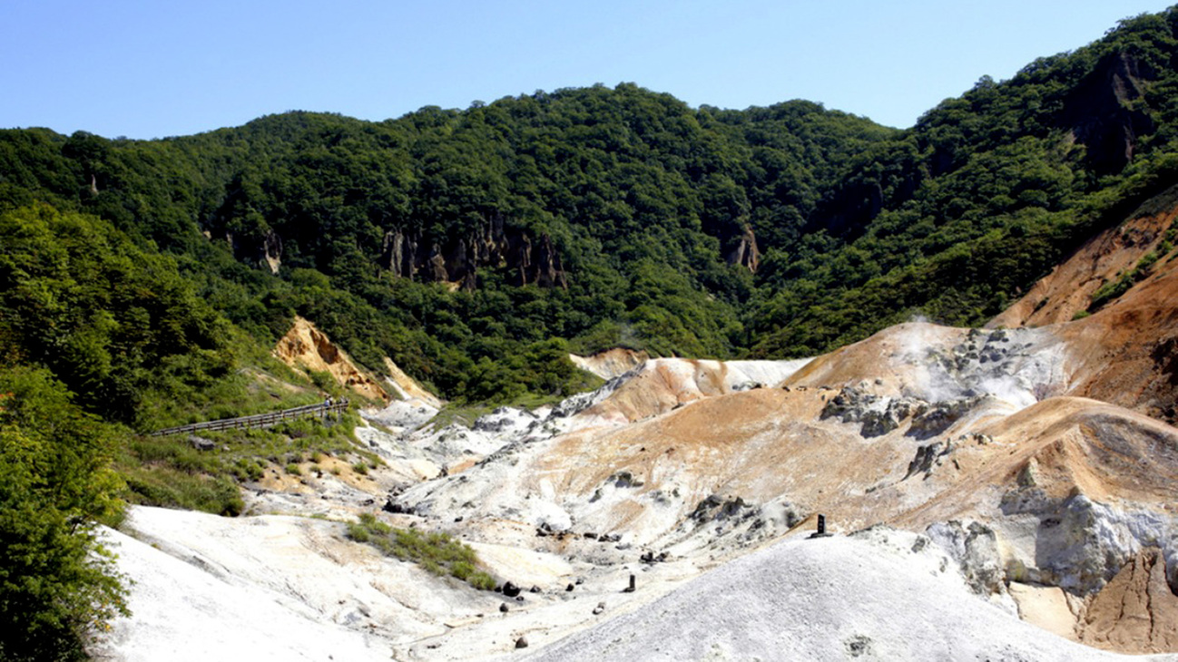 【地獄谷】噴気孔や湧出口から溢れ出た温泉が川になって流れるさまが、まるで地獄のよう。