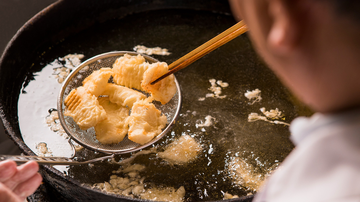 【夕食バイキング一例】ライブキッチンでは旬の天ぷらを揚げたてでご提供致します。