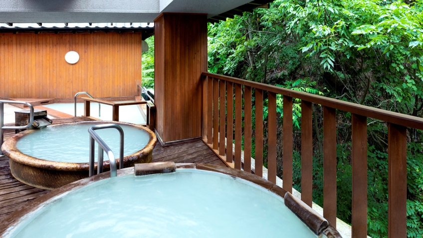 【銀杏館／露天風呂】檜造りと信楽焼きの２種類の浴槽で、趣の異なる湯浴みが楽しめます。