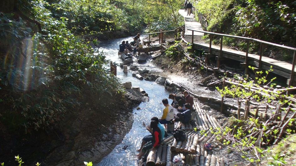 【大湯沼川天然足湯】当館から徒歩約5分の癒しスポット。