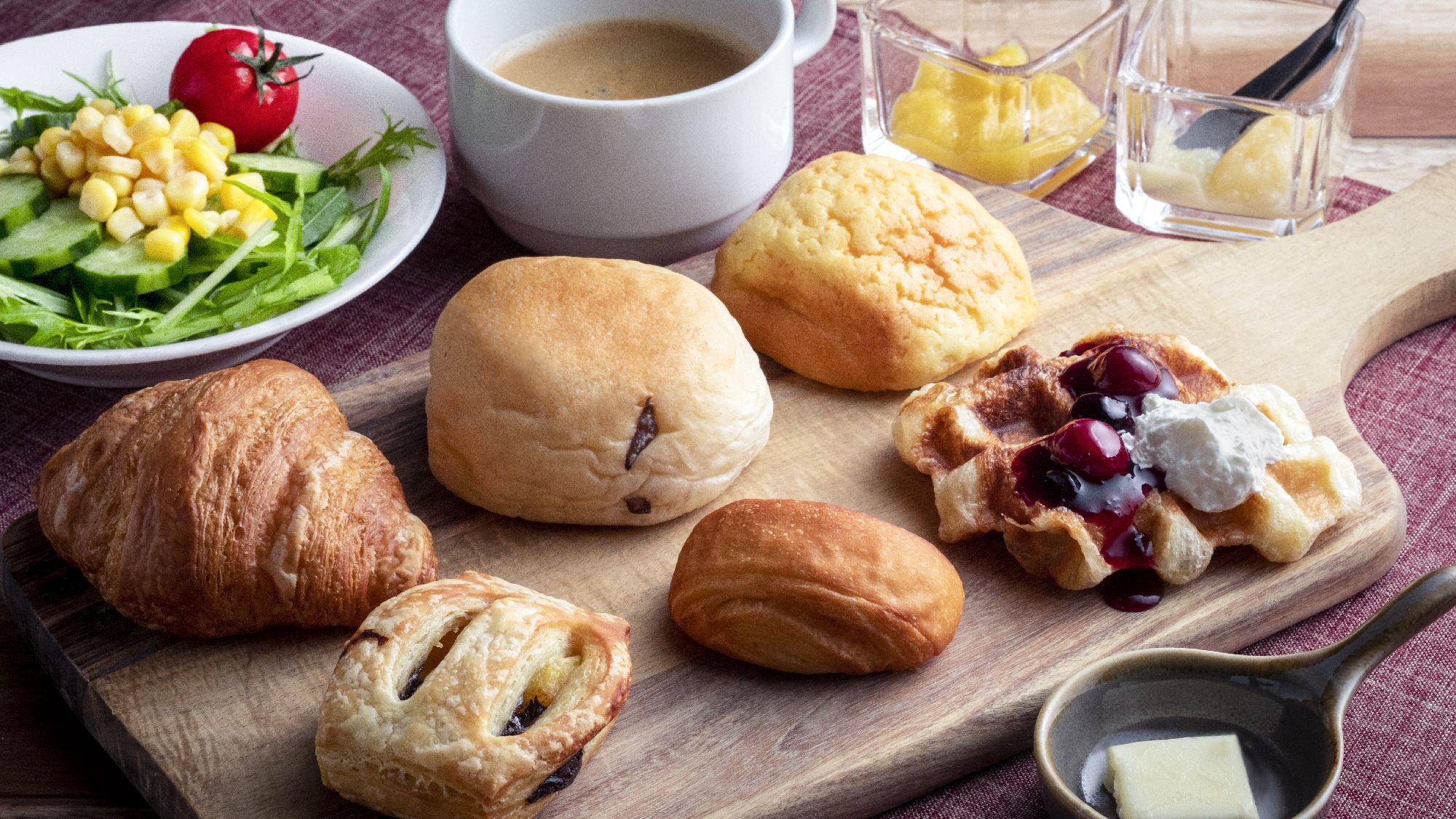 【朝食】湖畔亭の朝は焼きたてパン！オリジナル“;クロッフル”;がおすすめ