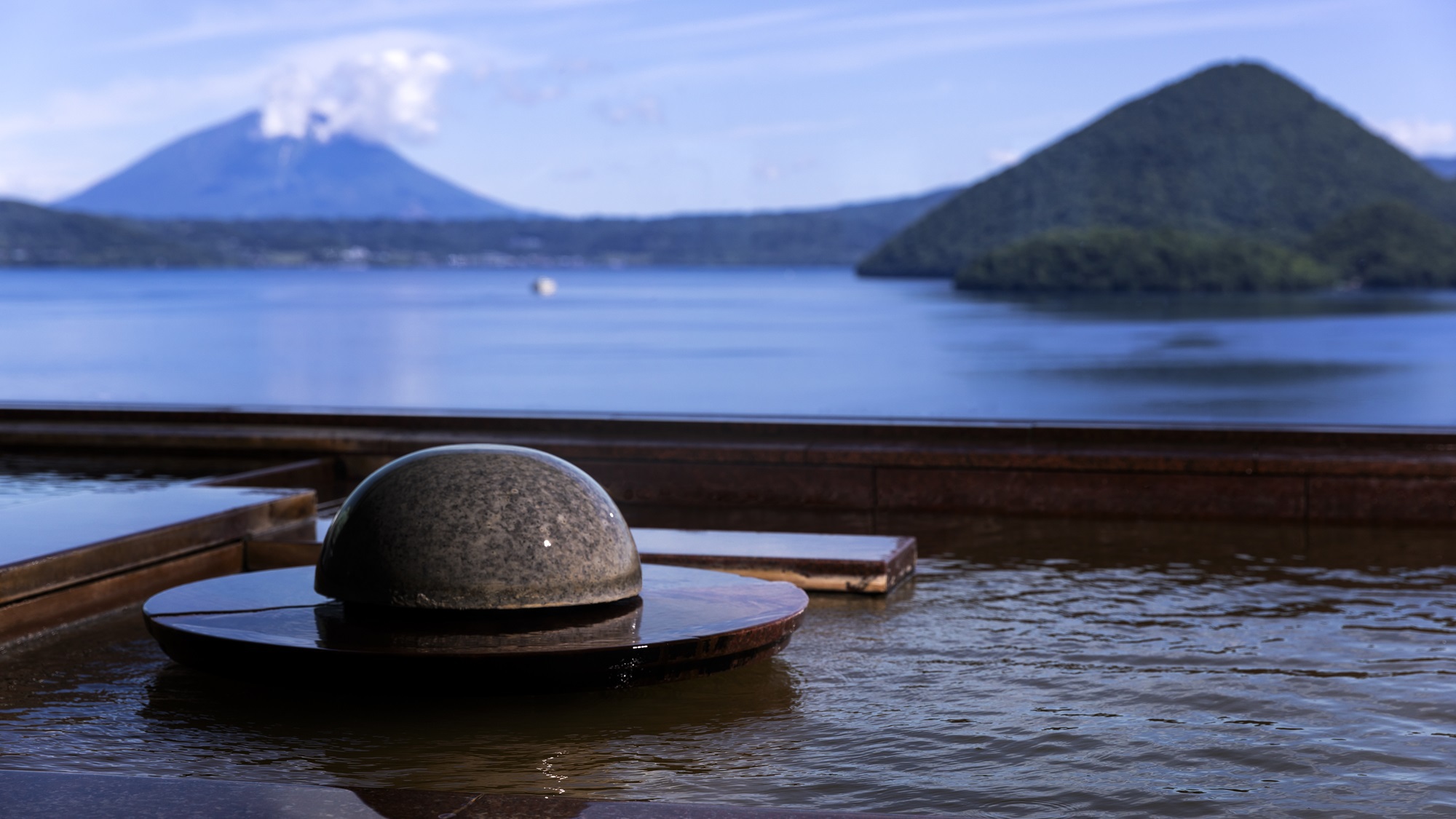 豊富な湯量を誇る洞爺湖温泉。大浴場からも洞爺湖を眺めることができます。