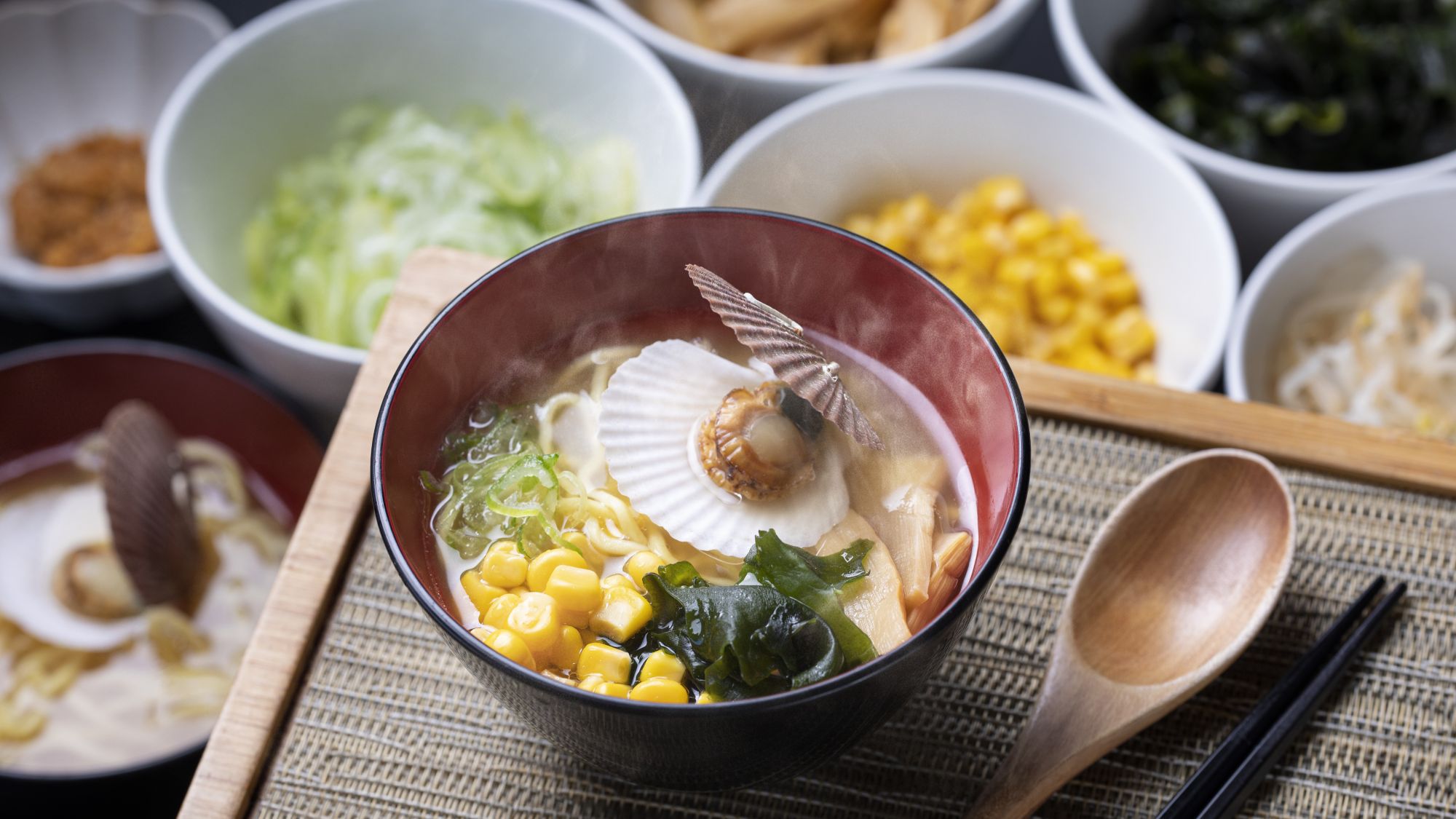 噴火湾産ホタテの稚貝(殻付き)入り塩ラーメン